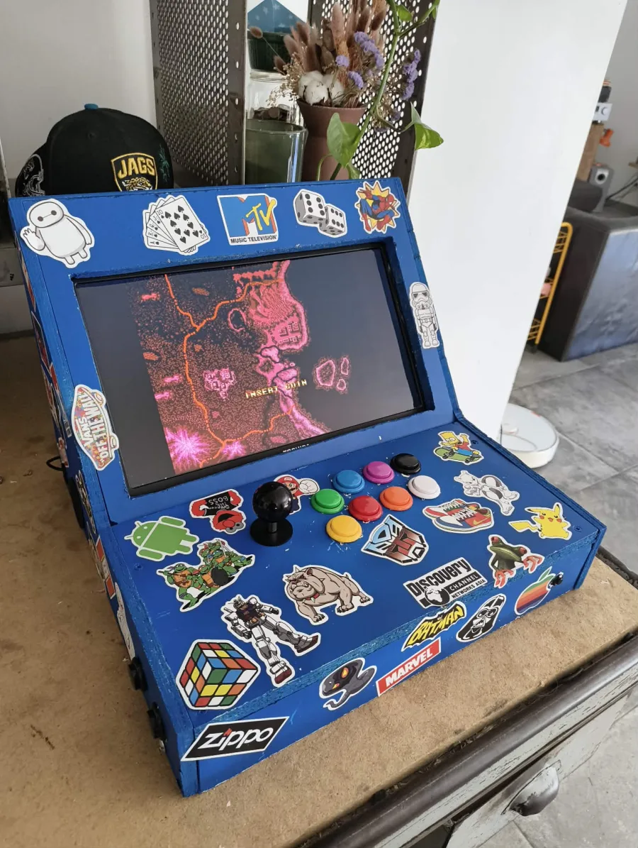 Les panneaux de bois de la borne en cours de peinture bleue
