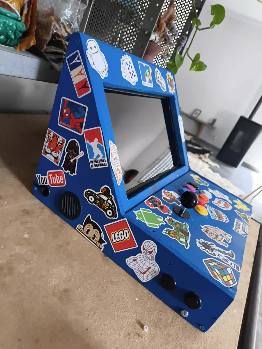 Vue finale de la borne d'arcade bleue décorée de stickers